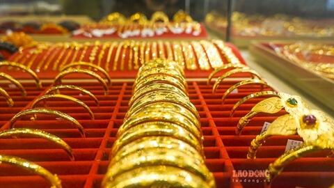 Giá vàng hôm nay 24.9: Đảo chiều sụt giảm, đỏ sàn giao dịch
