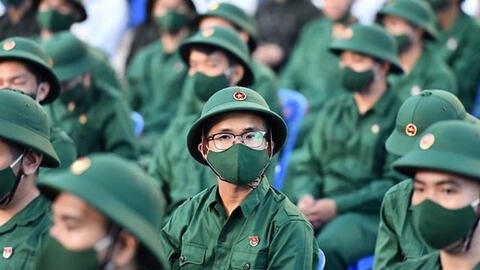 Đủ 18 tuổi, đang học lớp 10 tại trung tâm GDNN-GDTX có được tạm hoãn gọi nhập ngũ?