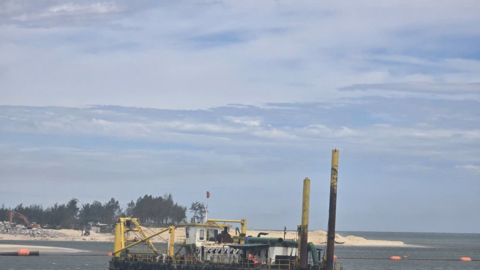 Người dân lo nhiễm mặn từ hoạt động khai thác cát tại cảng Mỹ Thủy