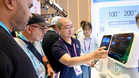 Trung Quốc ứng dụng công nghệ AI, robot chăm sóc người cao tuổi