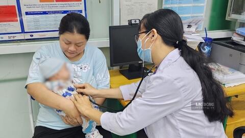 Dịch cúm gia tăng, bác sĩ lưu ý về thời điểm tiêm vaccine cho trẻ