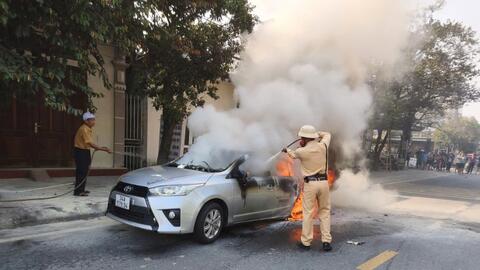 Cảnh sát giao thông Cầu Nghìn kịp thời dập tắt đám cháy xe ô tô