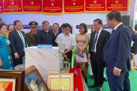 <a href="/tin-tuc" title="Tin tức" rel="dofollow">Tin tức</a>