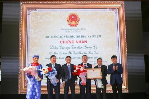 <a href="/giai-tri" title="Giải trí" rel="dofollow">Giải trí</a>