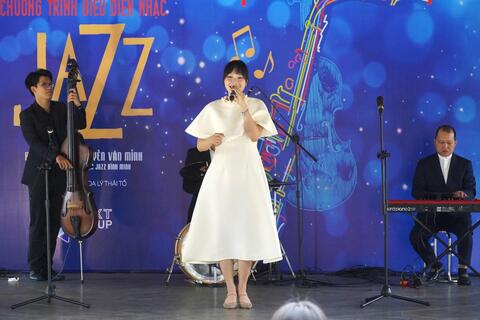 <a href="/giai-tri" title="Giải trí" rel="dofollow">Giải trí</a>