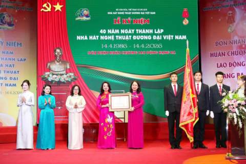 <a href="/giai-tri" title="Giải trí" rel="dofollow">Giải trí</a>