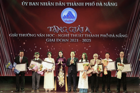 <a href="/giai-tri" title="Giải trí" rel="dofollow">Giải trí</a>