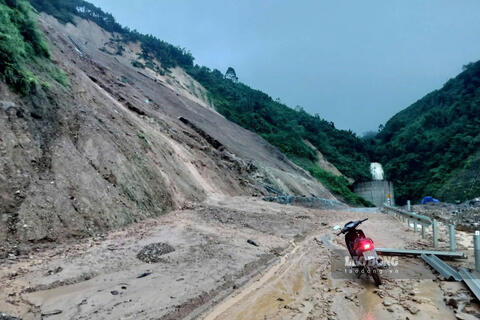 <a href="/tin-tuc" title="Tin tức" rel="dofollow">Tin tức</a>
