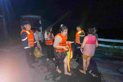 <a href="/tin-tuc" title="Tin tức" rel="dofollow">Tin tức</a>