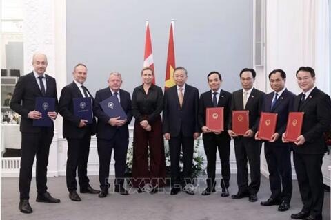 <a href="/tin-tuc" title="Tin tức" rel="dofollow">Tin tức</a>