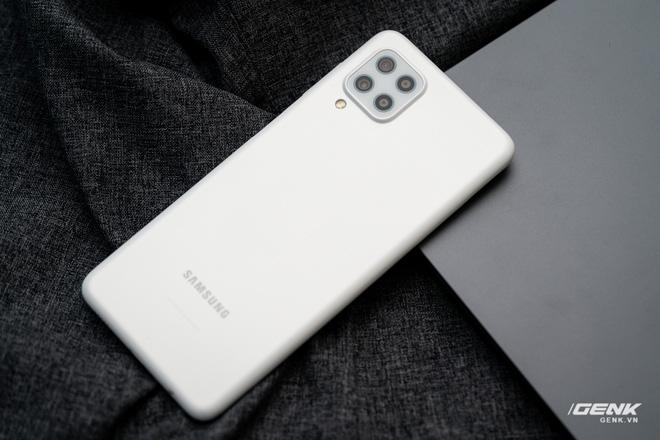 Trên tay Samsung Galaxy M22: Dày dặn để tích hợp pin 5000mAh, màn hình 90Hz, camera 48MP - Ảnh 2. Trên tay Samsung Galaxy M22: Dày dặn để tích hợp pin 5000mAh, màn hình 90Hz, camera 48MP - Ảnh 2.