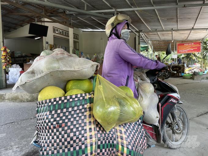 Trái cây Đồng bằng sông Cửu Long thấp thỏm ngóng thị trường Tết Nhà vườn chở bưởi ra chợ tết. Ảnh: HP.