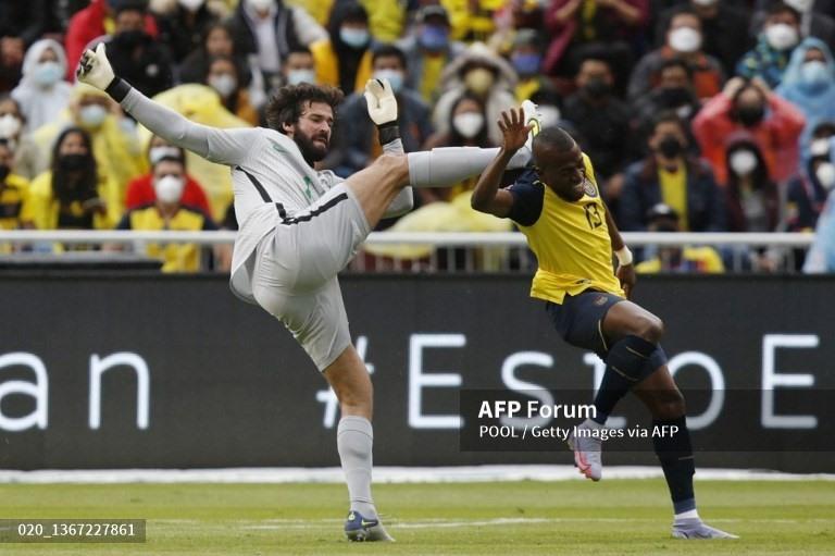 Đồng nghiệp Alisson Becker lại 2 lần thoát thẻ đỏ sau khi trọng tài tham khảo VAR. Ảnh: AFP