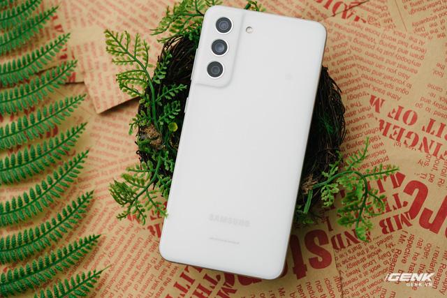 Cho rằng smartphone giá rẻ của mình vượt trội hơn Galaxy S21 FE của Samsung, Xiaomi nhận phản ứng trái chiều từ người dùng - Ảnh 3. Cho rằng smartphone giá rẻ của mình vượt trội hơn Galaxy S21 FE của Samsung, Xiaomi nhận phản ứng trái chiều từ người dùng - Ảnh 3.