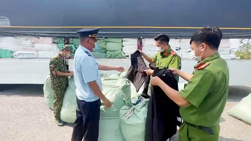 Bắt 02 xe ô tô tải vận chuyển số lượng lớn hàng hoá không rõ nguồn gốc ảnh 1