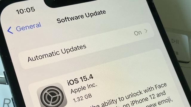 Apple thừa nhận iOS 15.4 làm tụt pin nhanh chóng, đưa ra cách xử lý gây tranh cãi   - Ảnh 1.