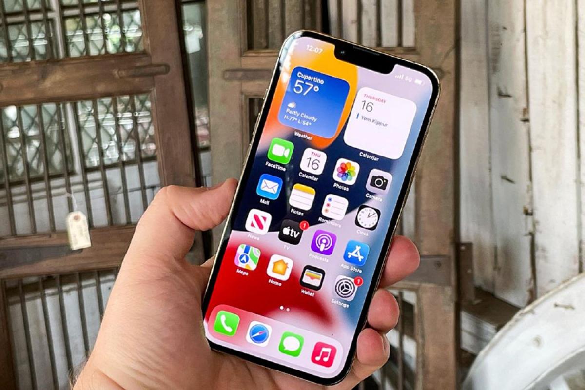 Người dùng iPhone phàn nàn hao pin nhanh sau khi cập nhật iOS 15.4