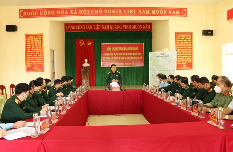 Kiểm tra tình hình an ninh trật tự dọc tuyến biên giới huyện A Lưới ảnh 3