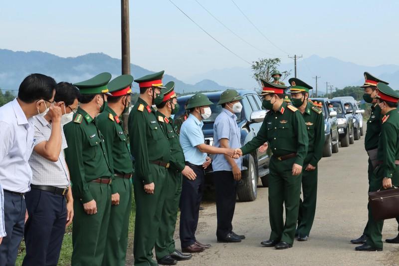 Kiểm tra tình hình an ninh trật tự dọc tuyến biên giới huyện A Lưới ảnh 1