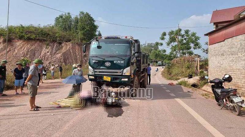 Tin giao thông đến sáng 14/4: Loạt xe máy va chạm xe tải khiến 4 người tử vong, 2 người bị thương nặng ảnh 2