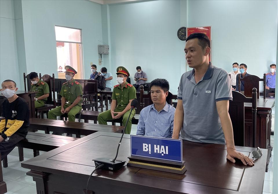 Bị hại Lộc tranh luận tại toà vào sáng 17.5. Ảnh: DT