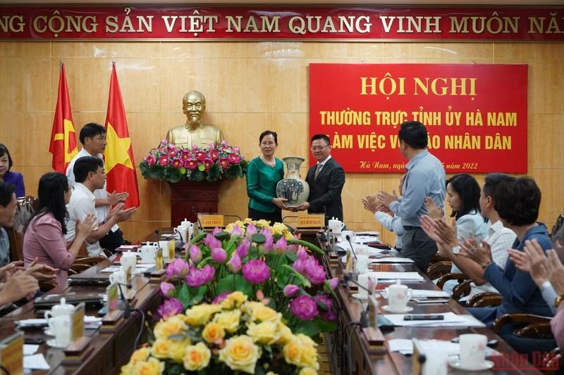 Thường trực tỉnh ủy Hà Nam làm việc với báo Nhân Dân ảnh 1