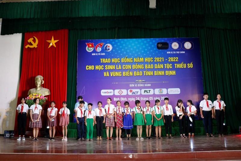 Bình Định trao 110 suất học bổng cho các em học sinh nghèo vượt khó ảnh 2