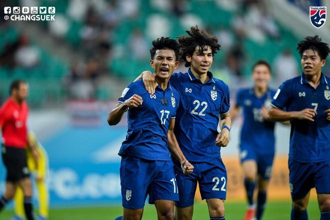 Thắng đậm Malaysia, U23 Thái Lan lên nhất bảng ảnh 1