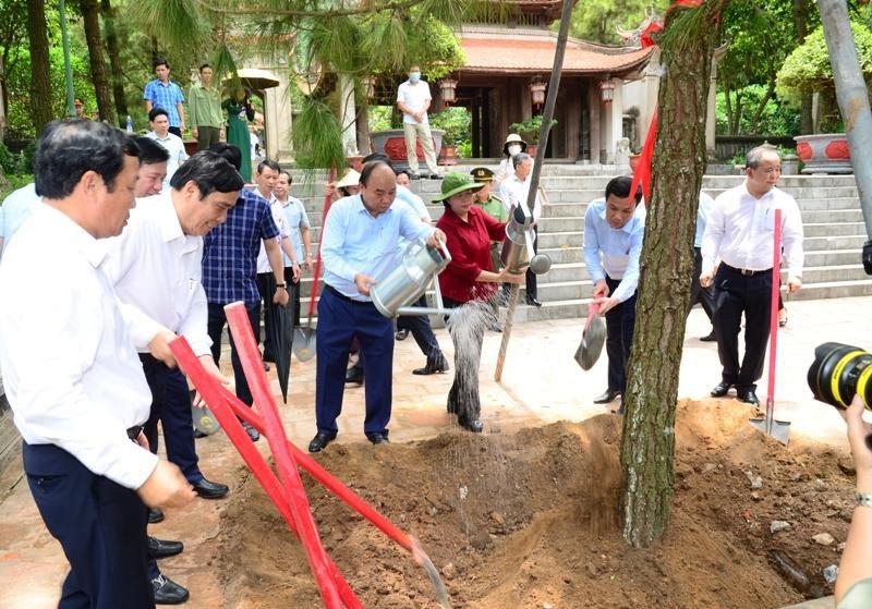 Chủ tịch nước Nguyễn Xuân Phúc thăm, tặng quà người cao tuổi tại Hải Dương ảnh 4