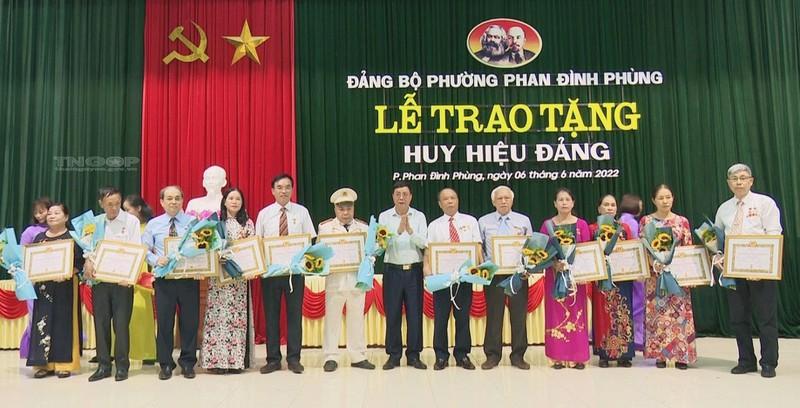 Thái Nguyên: 47 Đảng viên được trao tặng huy hiệu Đảng ảnh 1