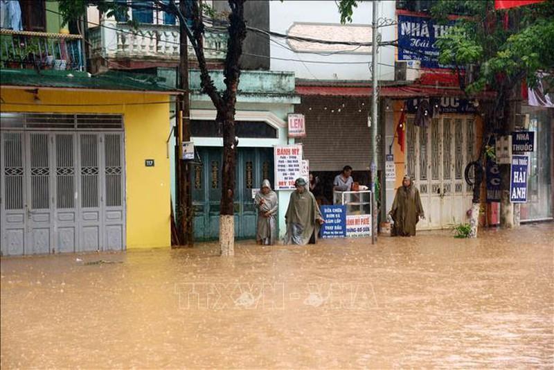 Nhiều nơi tại TP Sơn La chìm trong 'biển nước', vùng núi Bắc Bộ còn mưa to đến hết đêm 10/6 ảnh 4