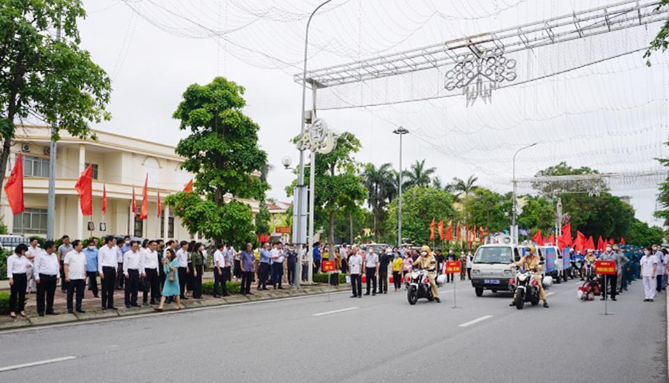 Hoạt động diễu h&agrave;nh hưởng ứng Ng&agrave;y ASEAN ph&ograve;ng chống sốt xuất huyết tại lễ ph&aacute;t động.