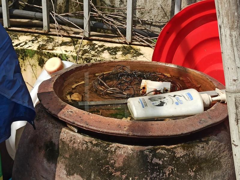 Cận cảnh nơi phát sinh mầm bệnh sốt xuất huyết nhà nào cũng có ảnh 7