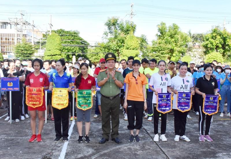 Hơn 800 công an Bạc Liêu dự hội thao chào mừng ngày truyền thống Cảnh sát ảnh 2