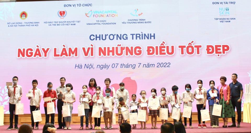 Nguy&ecirc;n Thứ trưởng Bộ LĐTB&amp;XH, Chủ tịch Hội Bảo trợ người khuyết tật v&agrave; trẻ em mồ c&ocirc;i Việt Nam Nguyễn Trọng Đ&agrave;m v&agrave; đại diện Tổ chức Vinacapital Foundation, đại diện Tập đo&agrave;n Nu Skin trao học bổng, qu&agrave; cho trẻ em.