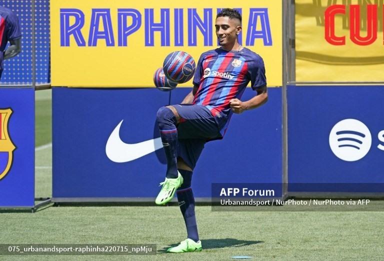 Raphinha sẽ tiếp nối hành trình dang dở của Neymar tại Barca?  Ảnh: AFP