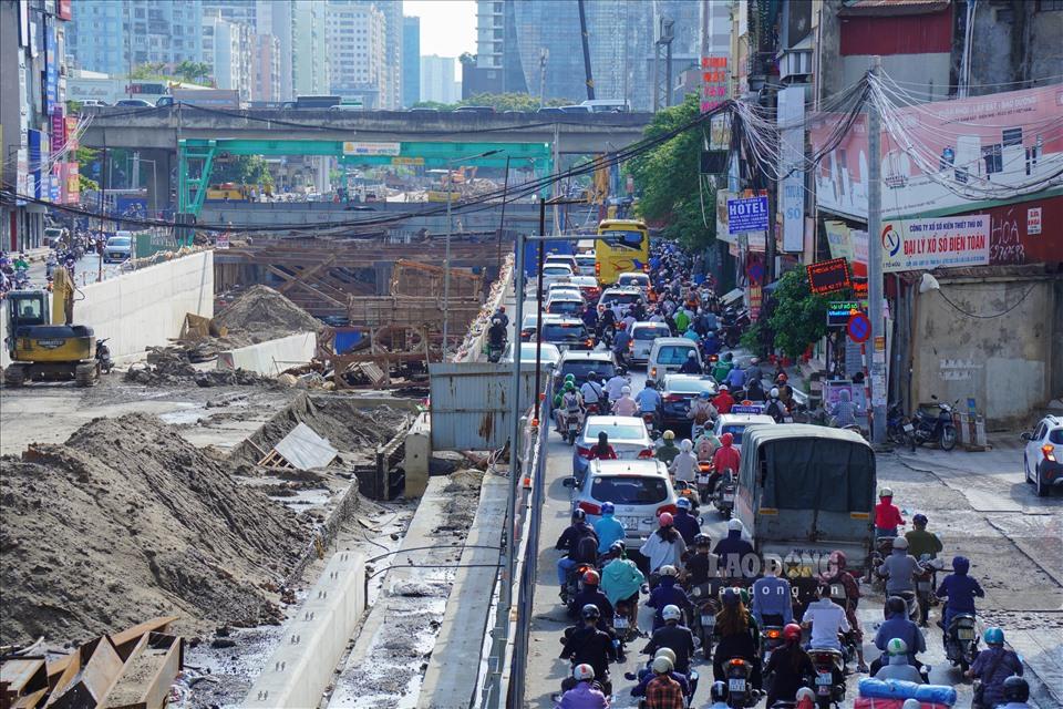 Nhằm phục vụ thi công dự án hầm chui Lê Văn Lương - Khuất Duy Tiến, một phần của tuyến đường Lê Văn Lương, Tố Hữu đã bị rào chắn.