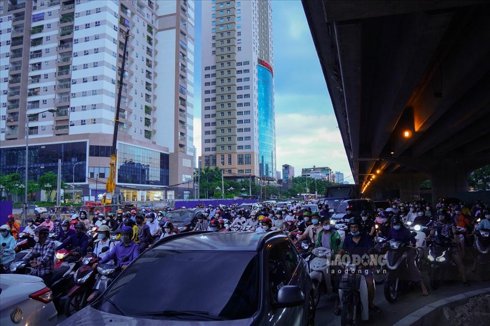 “Đặc biệt là những ngày trời mưa gió, người dân qua khu vực này gần như bị chôn chân lại. Mong công trình hầm chui Lê Văn Lương sớm hoàn thiện, trả lại mặt đường thông thoáng, để người dân đi lại thuận tiện hơn“, anh Hà nói.