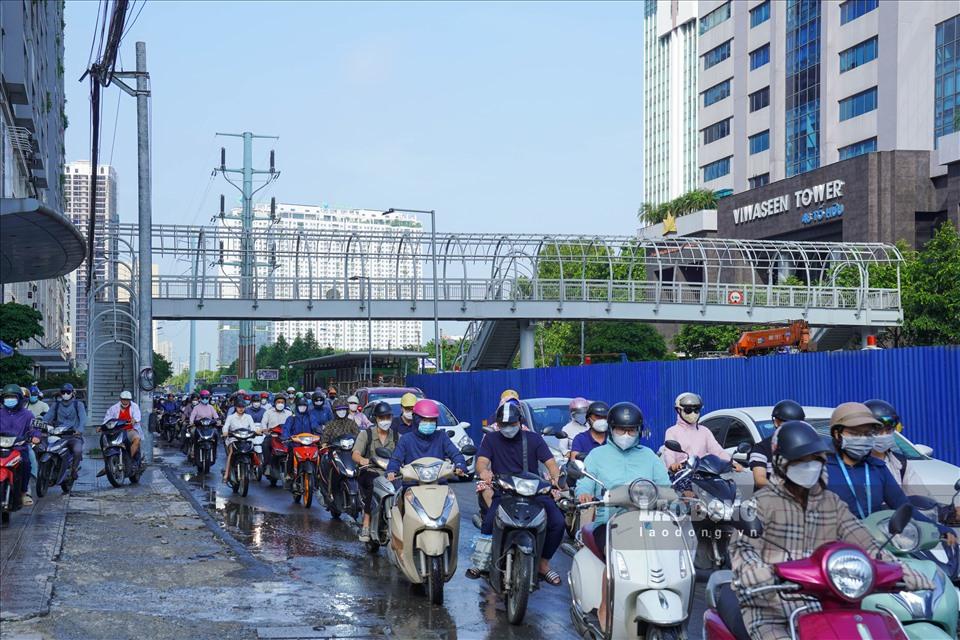 Do mặt đường bị thu hẹp, giao thông qua đường Khuất Duy Tiến trong giờ cao điểm giống như đi vào nút thắt cổ chai, gây ra hiện tượng ùn tắc cục bộ.