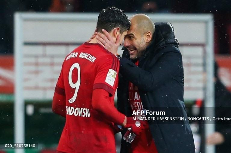 Pep Guardiola từng ngợi khen về thể hình và sự chuyên nghiệp của Lewandowski. Ảnh: AFP