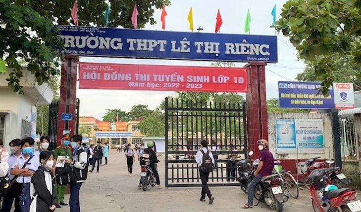 Thi vào lớp 10 công lập rất nhiều áp lực bởi sẽ có nhiều người mất cơ hội vào học chương trình phổ thông trung học. Ảnh: Nhật Hồ