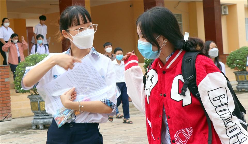 Nghịch lý tuyển sinh: Vào đại học dễ hơn THPT công lập