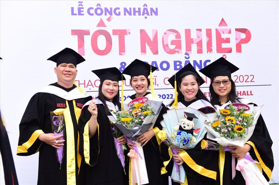 Tân khoa của nhân của Trường Đại học Quốc tế Hồng Bàng háo hức trong lễ tốt nghiệp.