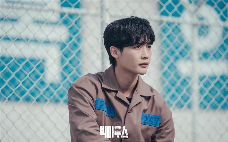 YoonA nỗ lực bảo về chồng - Lee Jong Suk trong phim. Ảnh: Poster MBC.