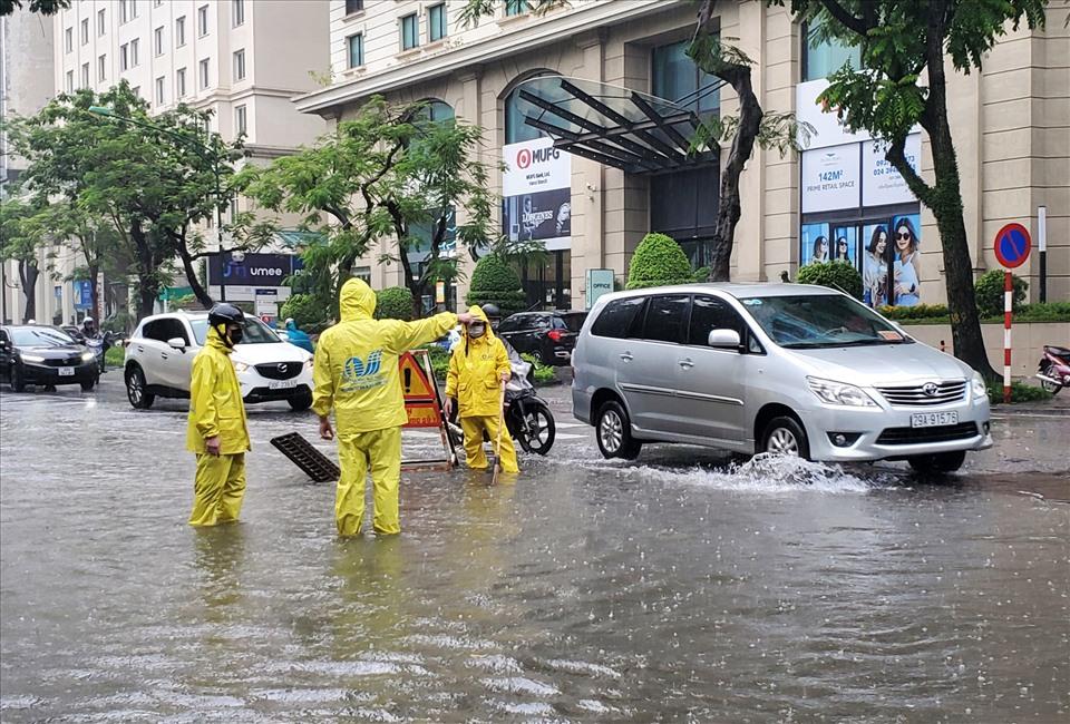 Công nhân của xí nghiệp Thoát nước số 1 Hà Nội nhanh chóng triển khai tiêu úng. Đến khoảng 11h30 cùng ngày điểm ngập đã được xử lý xong, các phương tiện lưu thông bình thường.