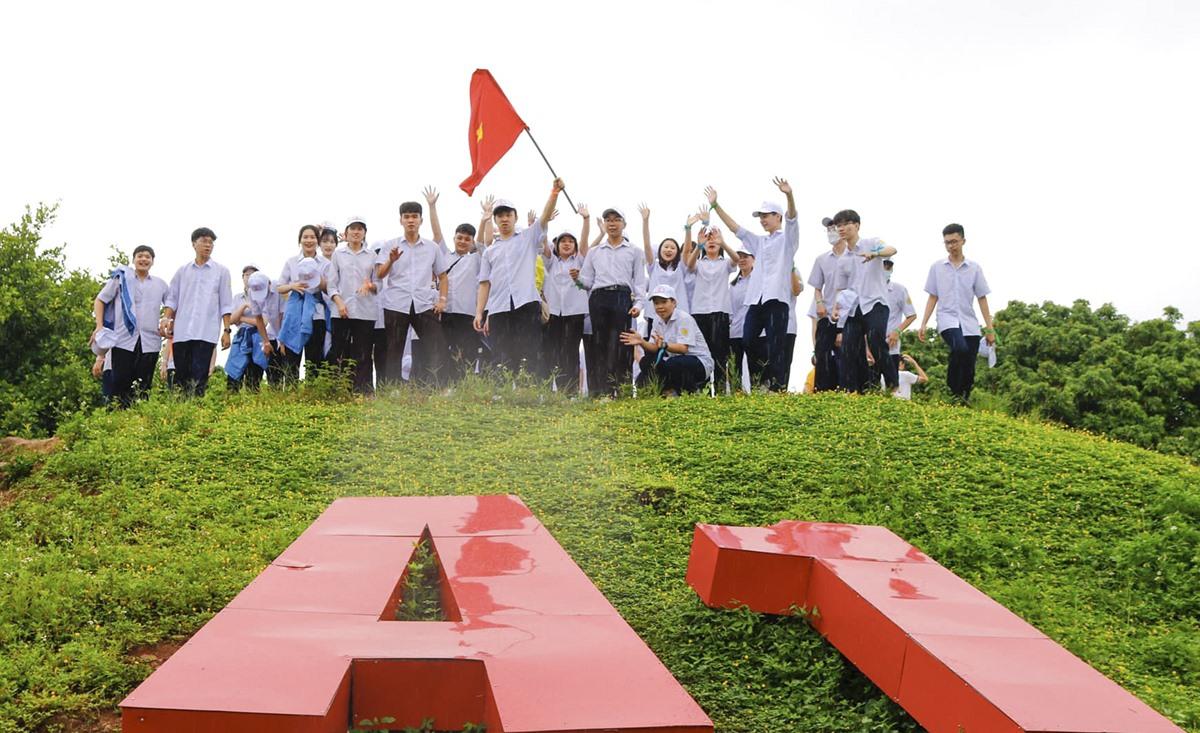 Ngoài các hoạt động trải nghiệm sôi nổi, các em còn được tham quan các điểm Di tích lịc sử Chiến trường Điện Biên Phủ như: Sở chỉ huy Chiến dịch Điện Biên Phủ tại Mường Phăng, di tích hầm De Castries, Bảo tàng Chiến thắng lịch sử Điện Biên Phủ và các hoạt tri ân, nghe Cựu chiến binh kể chuyện và trao cờ luân lưu tại Đền thờ Liệt sĩ tại Chiến trường Điện Biên Phủ trên Di tích Đồi F; hoạt động hành quân thần tốc và thi đẩy xe đạp thồ tại di tích đồi A1.