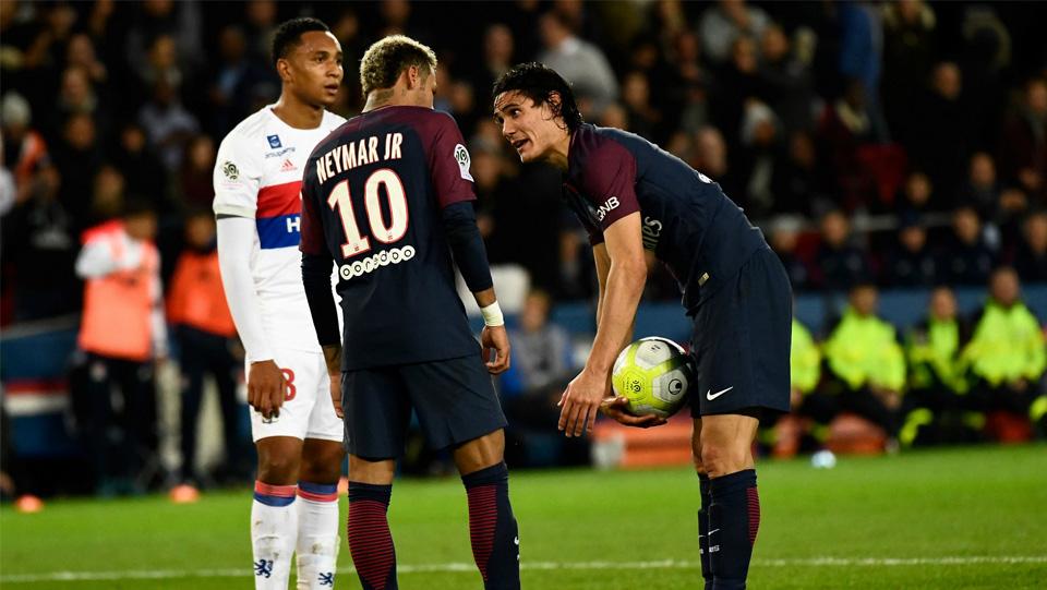 Neymar và Cavani cũng từng mâu thuẫn vì quả penalty. Ảnh: Goal