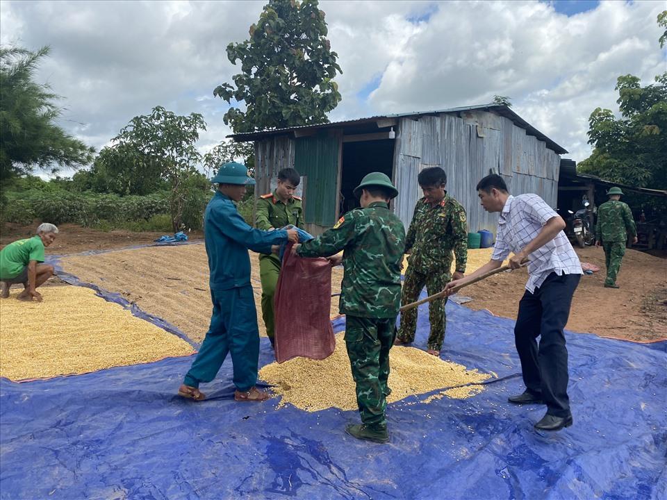 Lực lượng chức năng ở các vùng xung yếu luôn sẵng sàng quân số để hỗ trợ người dân khi có nguy hiểm. Ảnh: Bảo Trung