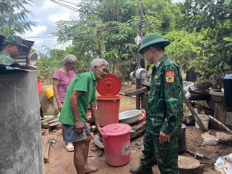 Lực lượng chức năng huyện Ea Súp hỗ trợ người dân khắc phục hậu quả mưa lũ. Ảnh: Bảo Trung