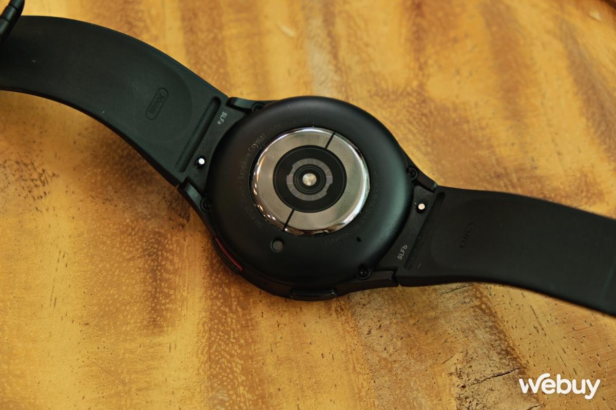 Trên tay Galaxy Watch5 Pro: Vỏ titan cứng cáp, kính phủ sapphire, pin 3 ngày và sạc nhanh hơn - Ảnh 4. Trên tay Galaxy Watch5 Pro: Vỏ titan cứng cáp, kính phủ sapphire, pin 3 ngày và sạc nhanh hơn - Ảnh 4.